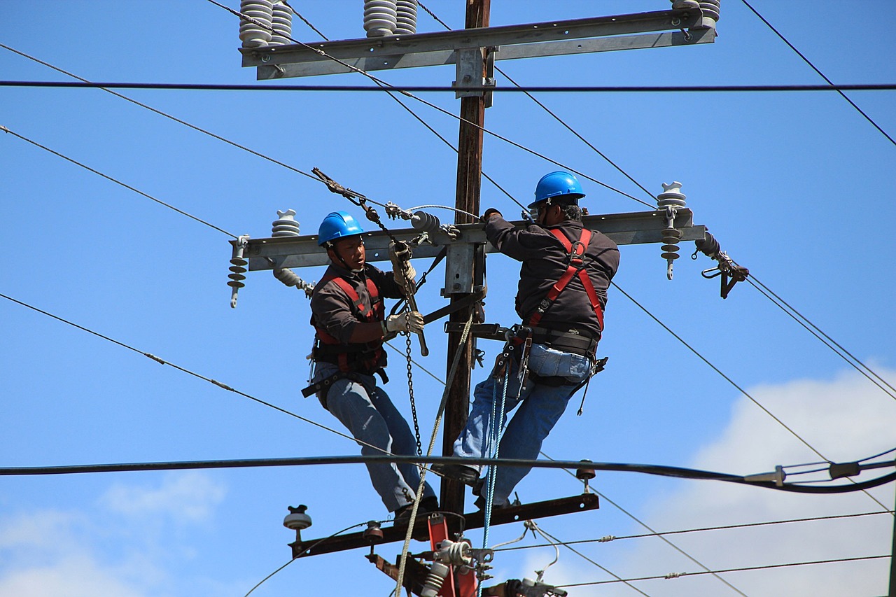 How Electric Contractors Address Common Rewiring Challenges